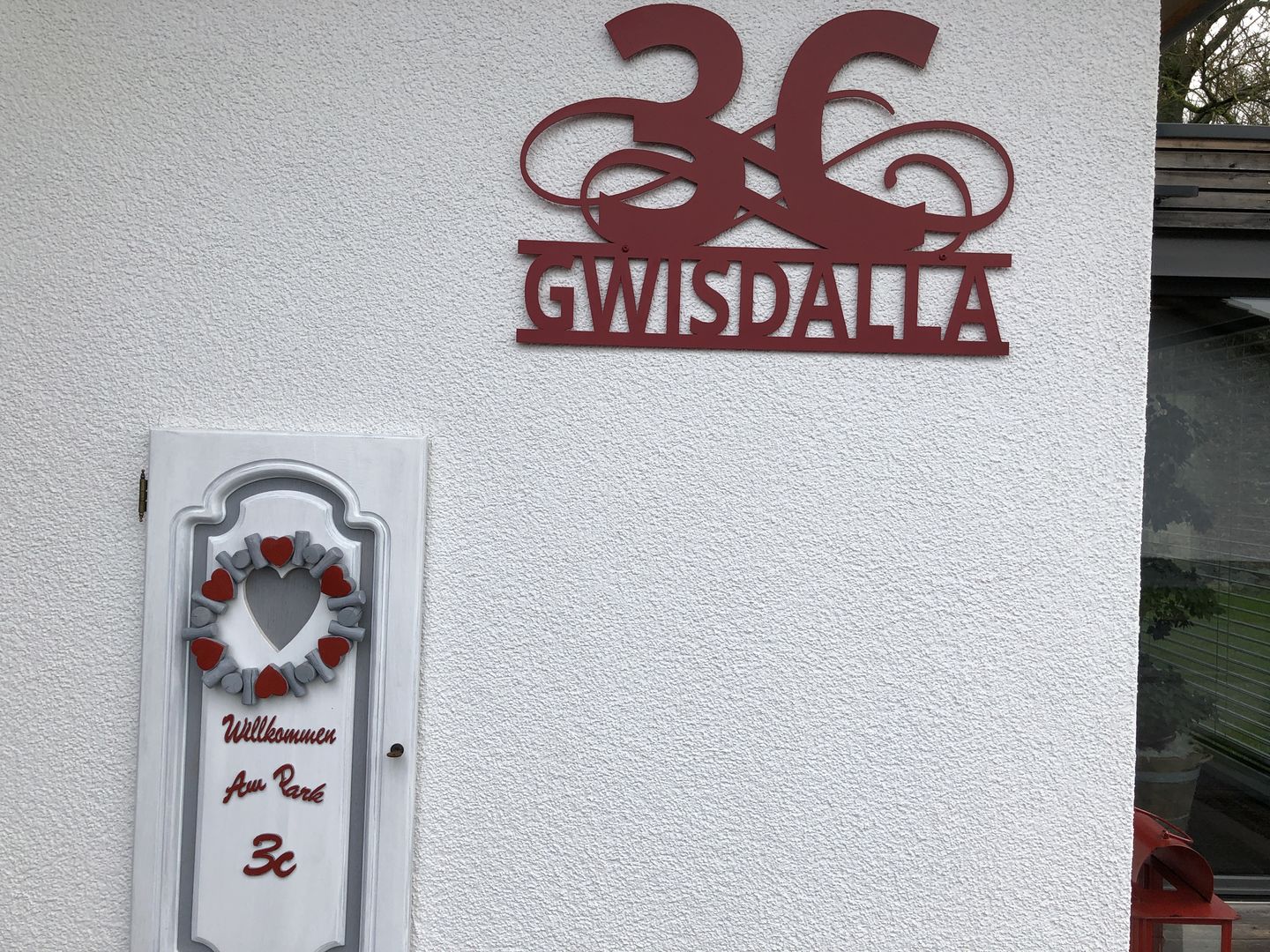 Customer photo review of Hausnummern-Türschild Ornamental Style einzeilig (personalisierbar)