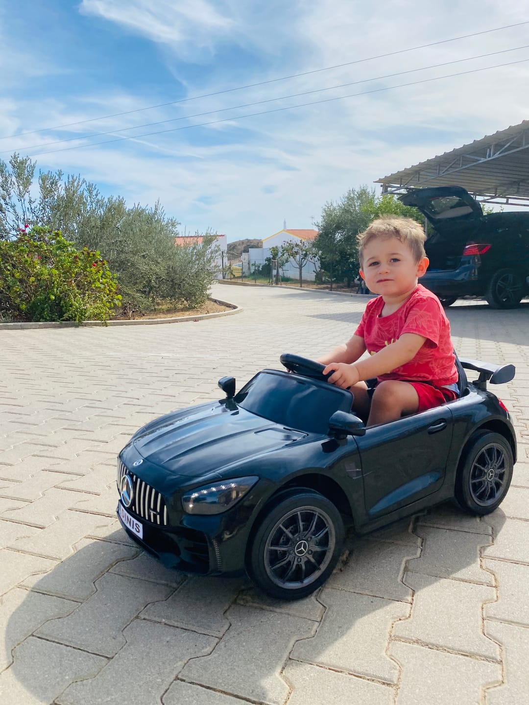 Customer photo review of Carro Elétrico para Criança MERCEDES GTR MINI 12v Preto c/ RODAS DE BORRACHA & ASSENTO EM PELE