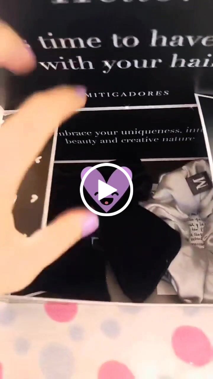 Customer video review of MOÑO - MINI LARGE VELVET BOWS