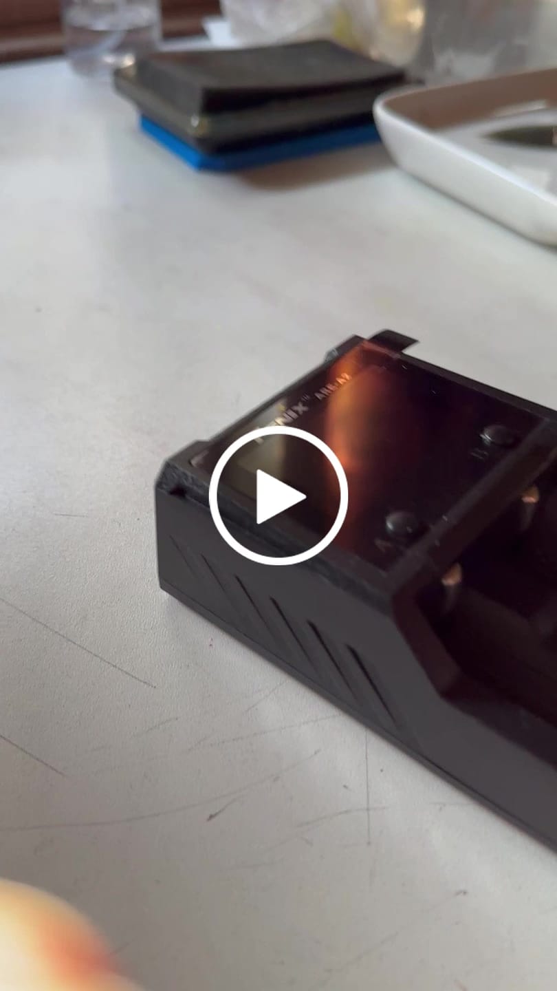 Customer video review of Fenix ARE-A2 - Chargeur de batterie intelligent à 2 canaux