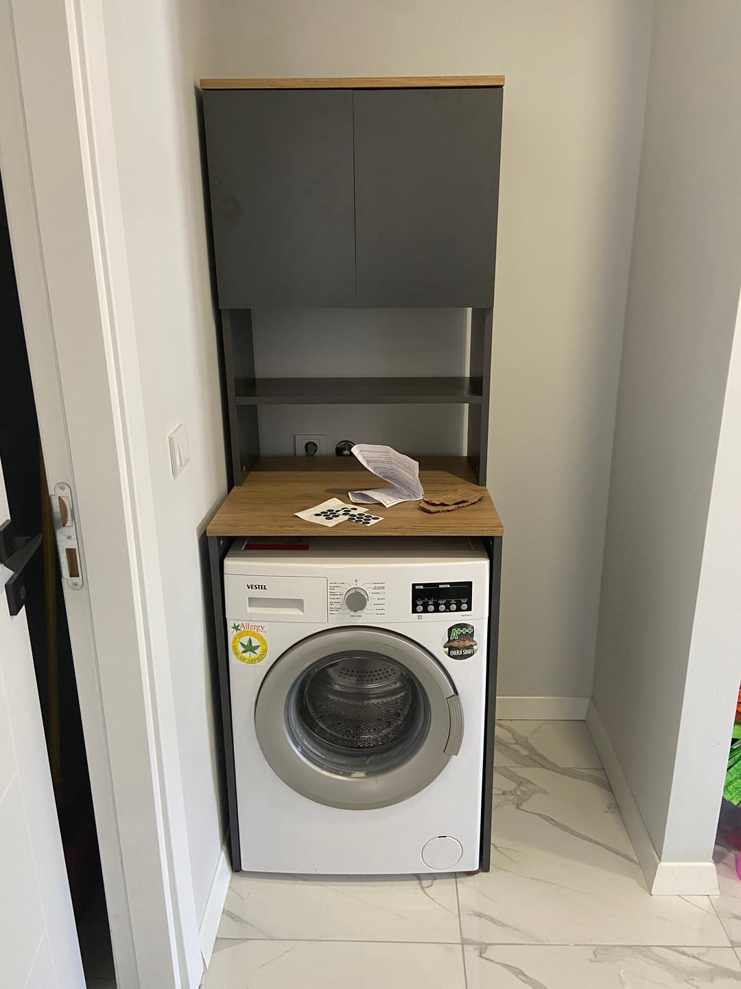 Customer photo review of Rani KD101 Çamaşır Makinesi Dolabı 3 Raflı Kapaklı Banyo Dolabı Antrasit - Sepet Ceviz