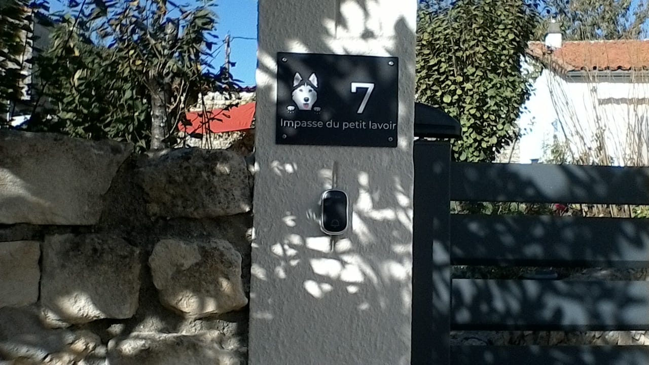 Customer photo review of Chiens curieux et numéro de maison - Plaque de porte personnalisée