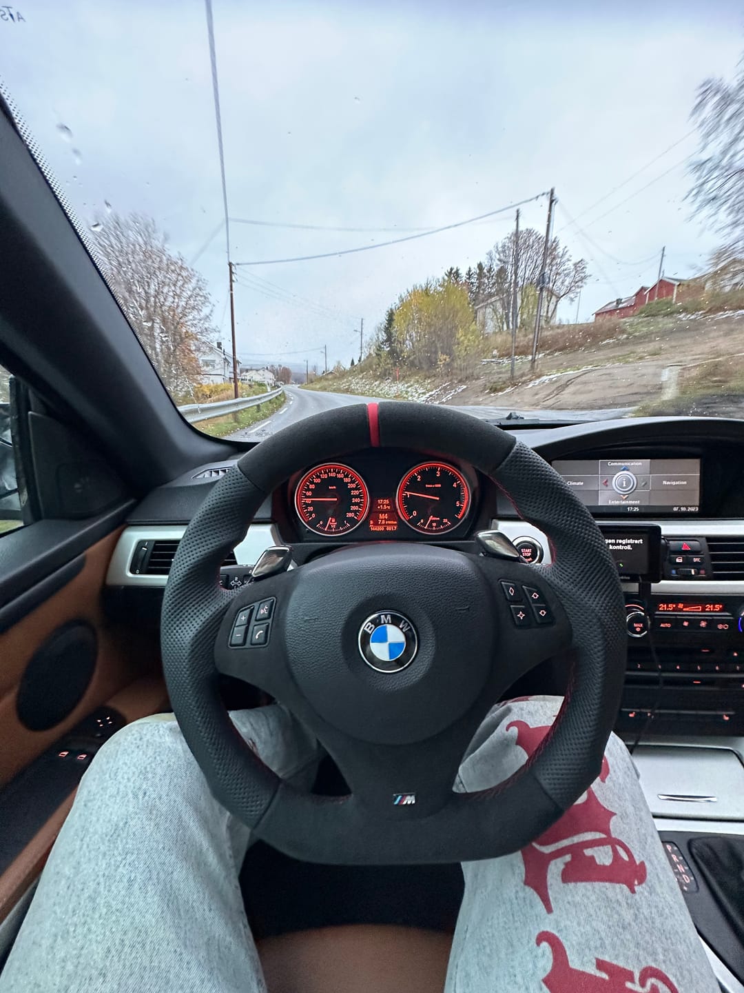 Customer photo review of BMW E8X/E9X Alcantara/Skinn Ratt, Rød Detaljer