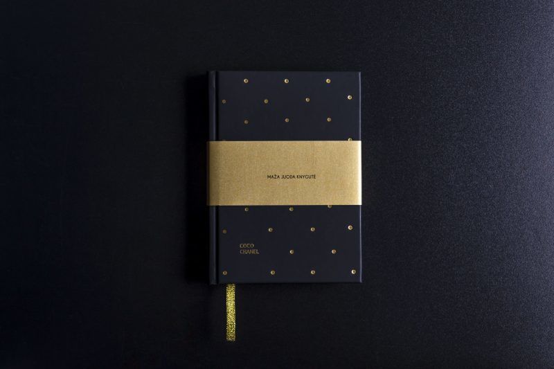 Customer photo review of Maža juoda knygutė: parduota daugiau nei 20 000 egz.! Garsioji originali užrašinė su Coco Chanel citatomis ir šilko juostele – tobulas formatas kiekvienos stilingos moters rankinei!