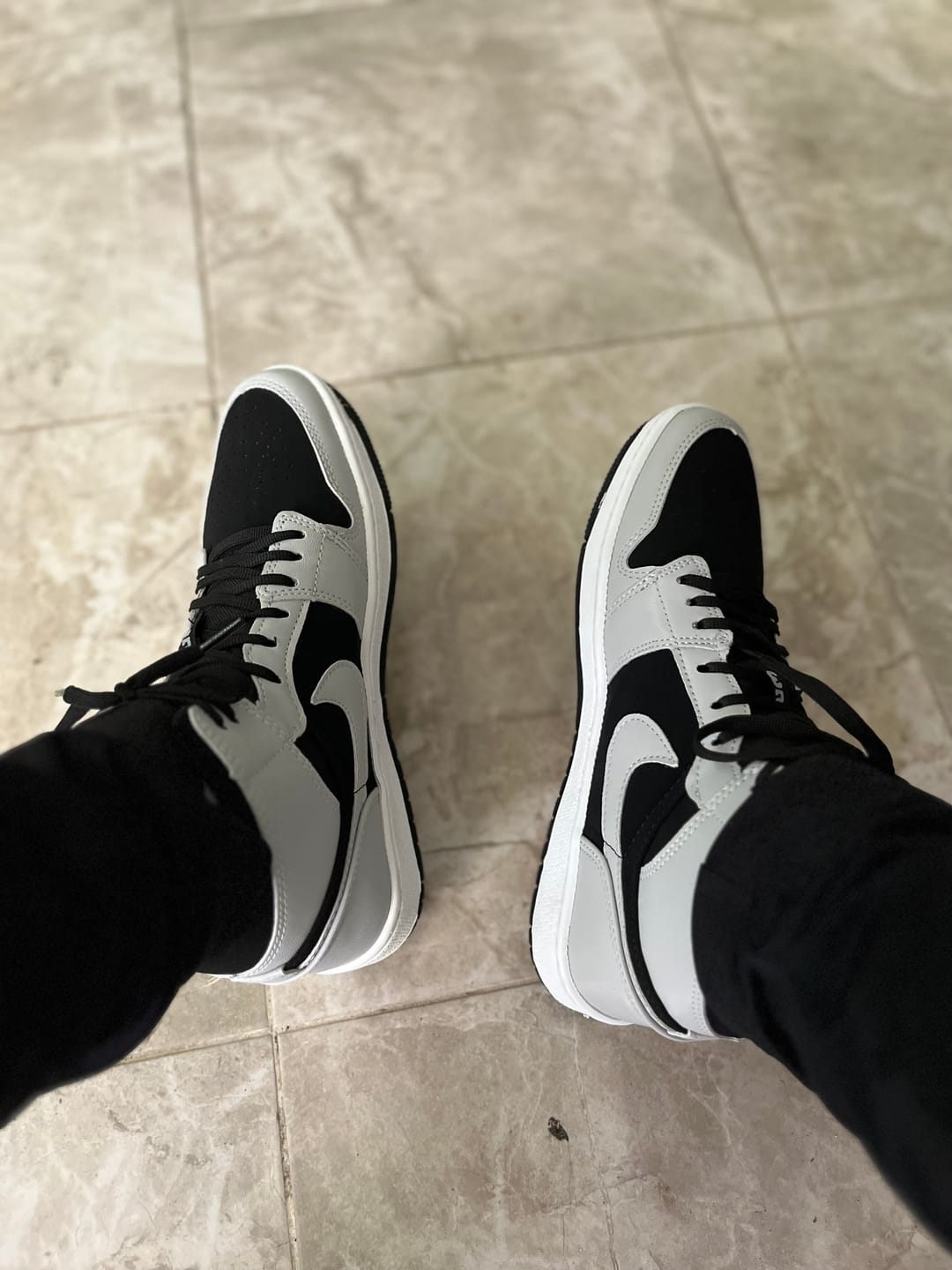 Customer photo review of Tenis Retro 1 Gris Negro