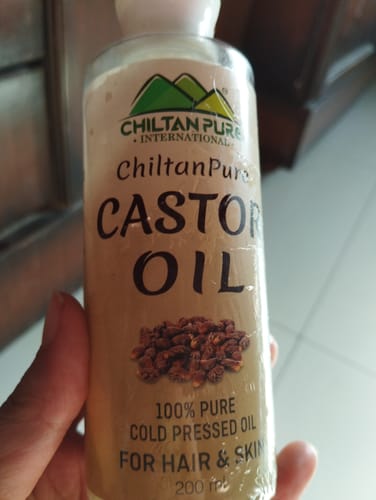Customer photo review of Castor Oil – Eye Lashes Growth Enhancer, Natural Moisturizer Anti-Scarring & Heals Cracked Heels 200ml