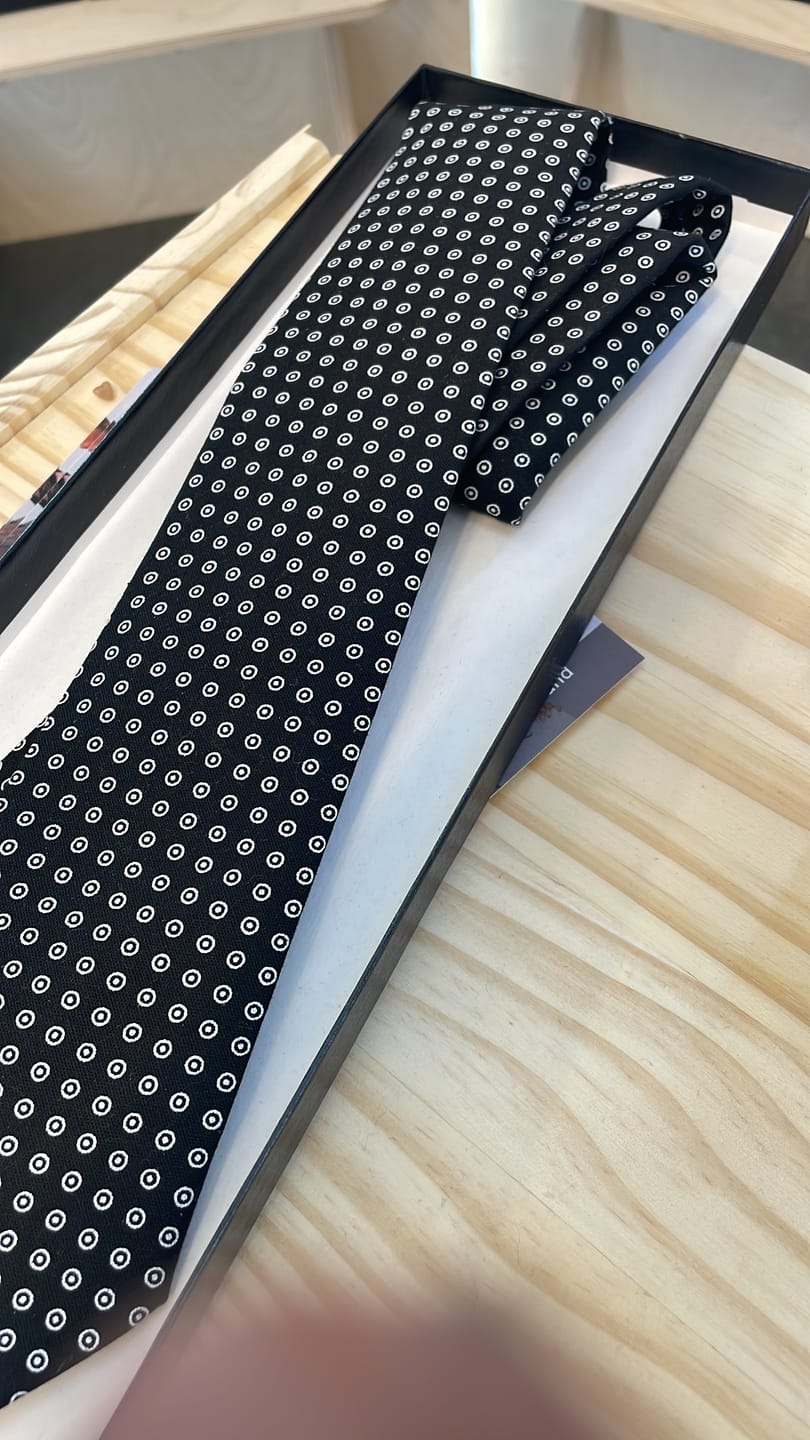 Customer photo review of Cravate noire pois blanc