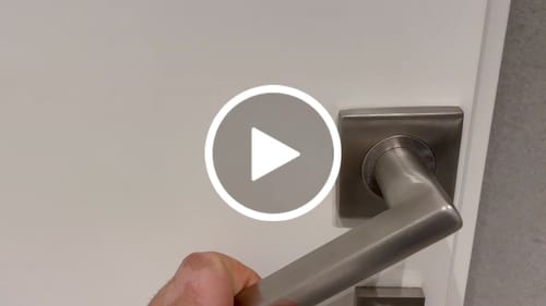 Customer video review of Manilla modelo '530' Rental con roseta cuadrada de acero inoxidable para puerta