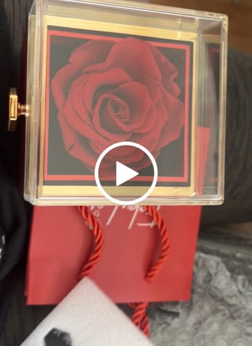 Customer video review of Eternal Rose Box - W/ Engraved Necklace and Real Rose