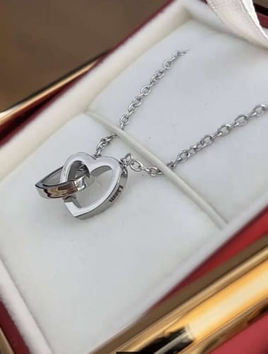 Customer photo review of Collar de corazones personalizado con Caja Rosa Eterna