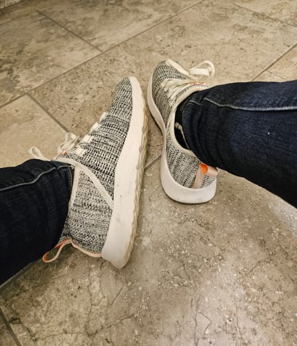 Customer photo review of Aleader Women's Energy Cloud X Sneakers