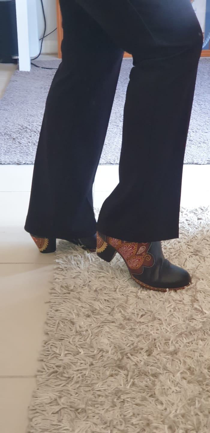 Customer photo review of Retro Pattern Leather Zipper Pumps