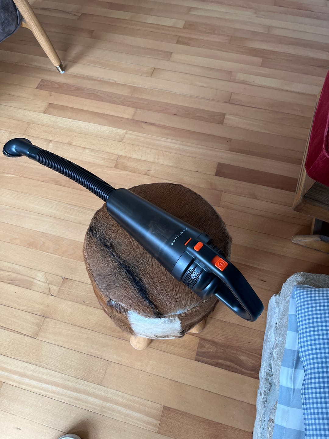 Customer photo review of Leistungsstarker Akku-Handstaubsauger / Beutelloser 9500Pa Handstaubsauger für Nass & Trocken / Handsauger mit 2600mAh Akku & LED-Leuchte