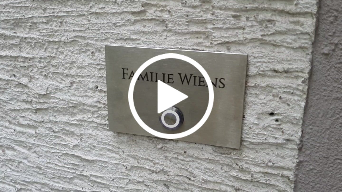 Customer video review of London 12 x 8 cm Edelstahl (V2A) Türklingel - mit Gravur - Anthrazit oder Weiß pulverbeschichtet oder Edelstahl gebürstet - LED - Aufputz / Unterputz