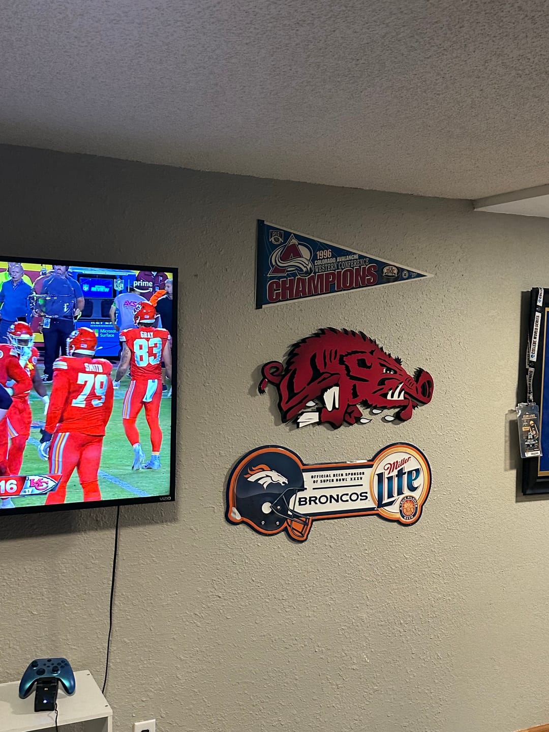 Customer photo review of Arkansas Razorbacks VAULT "Slobbering Hog" 3D Vintage Metal Wall Art