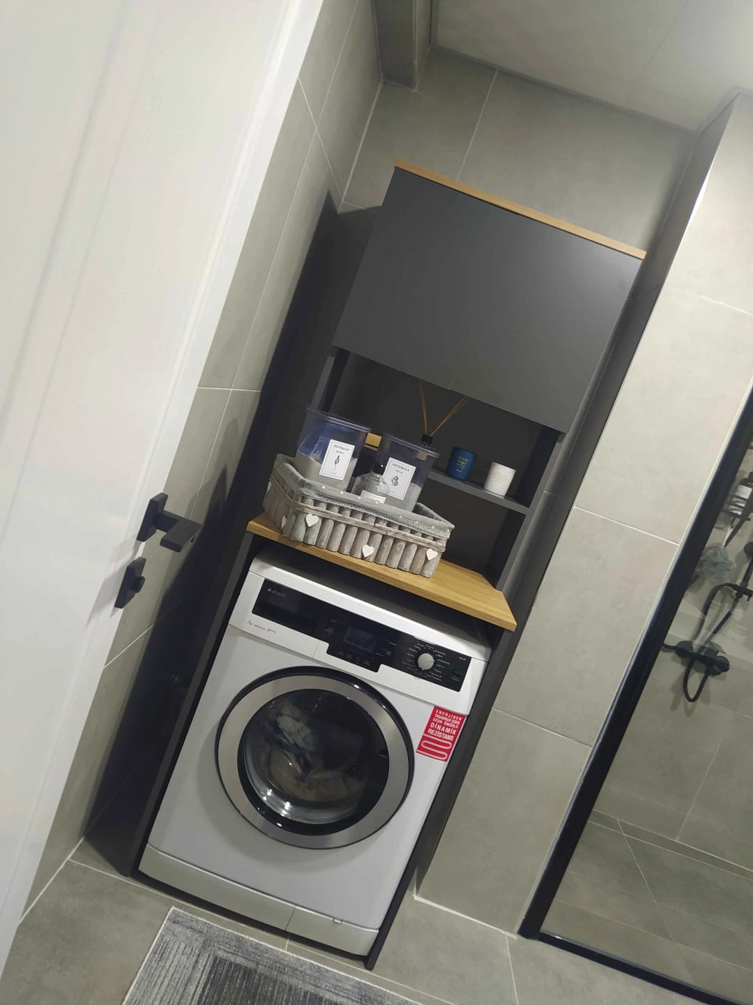 Customer photo review of Rani KD101 Çamaşır Makinesi Dolabı 3 Raflı Kapaklı Banyo Dolabı Antrasit - Sepet Ceviz