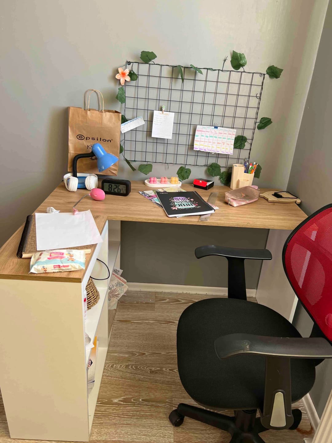 Customer photo review of Rani HA113 Çalışma Ofis Bilgisayar Masası 4 Raflı Köşeli Masa Beyaz - Sepet Ceviz 120 cm