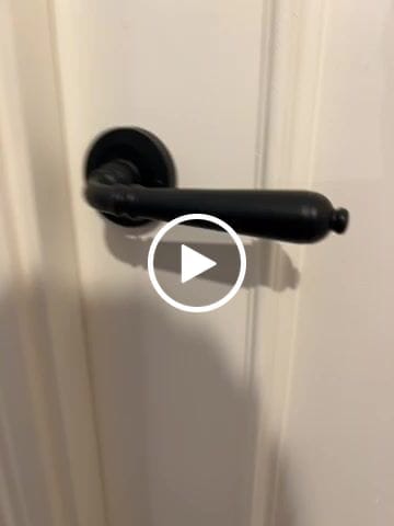 Customer video review of Manilla con roseta redonda negra estilo rústico modelo Toledo para puertas de paso