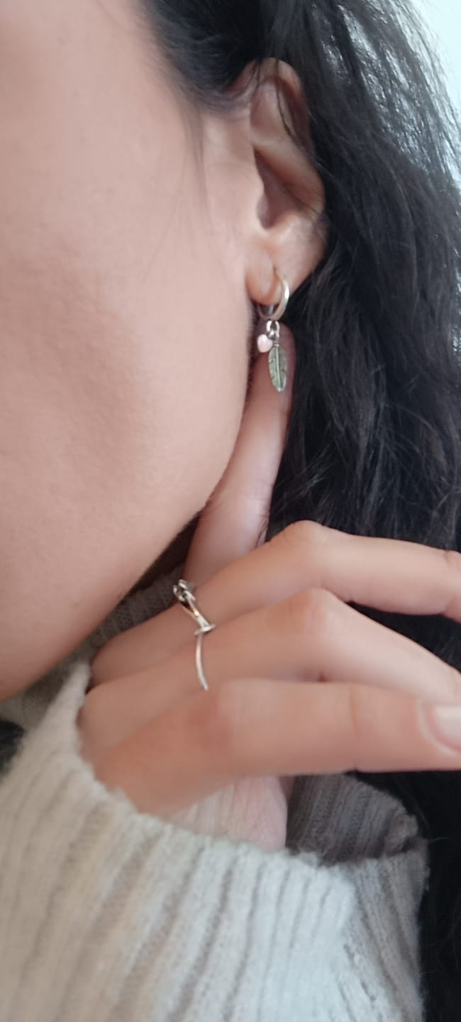 Customer photo review of Pendientes Plumas de Amor
