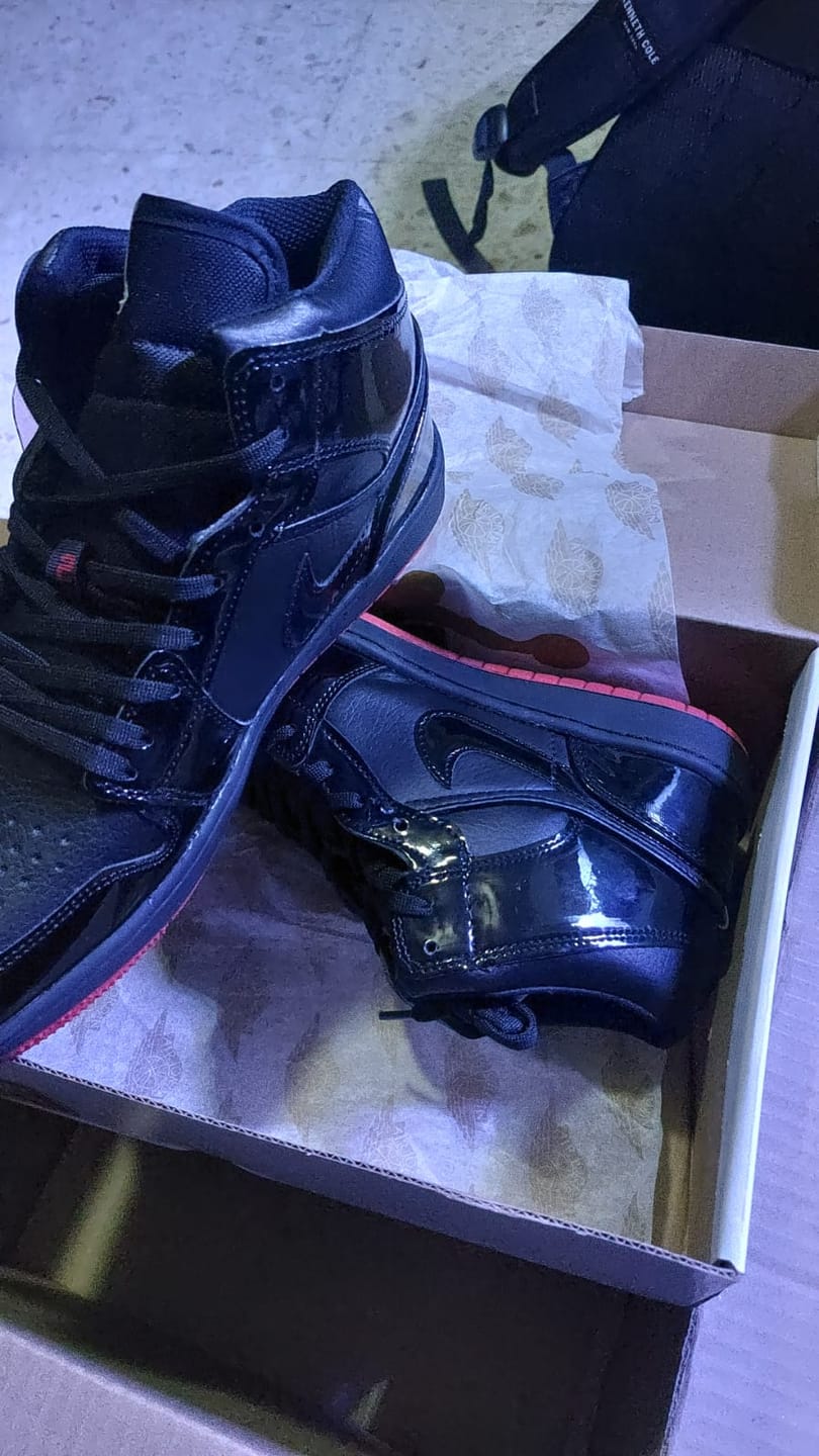 Customer photo review of Tenis Retro 1 Charol Negro Suela Rojo