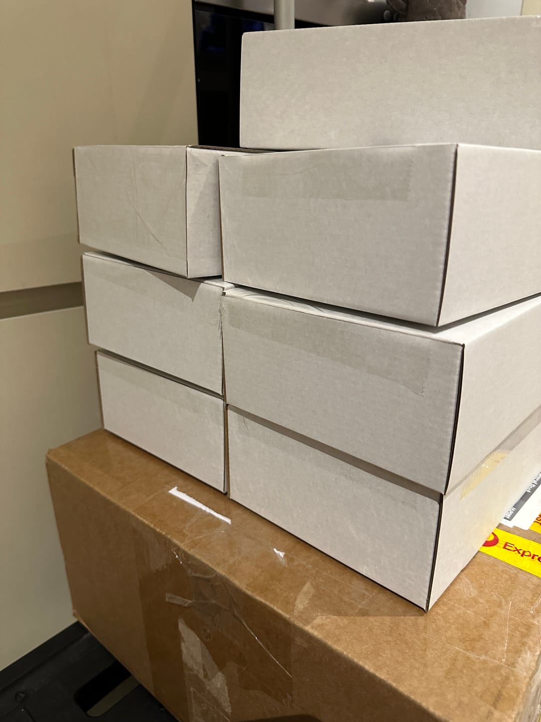 Customer photo review of 220 x 160 x 77mm A5 Diecut White Mailing Box B38