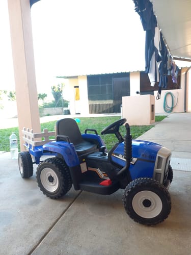 Reseña con foto de un cliente sobre Trator Elétrico para Criança com Atrelado 12v Azul c/ RODAS DE BORRACHA & ASSENTO EM PELE