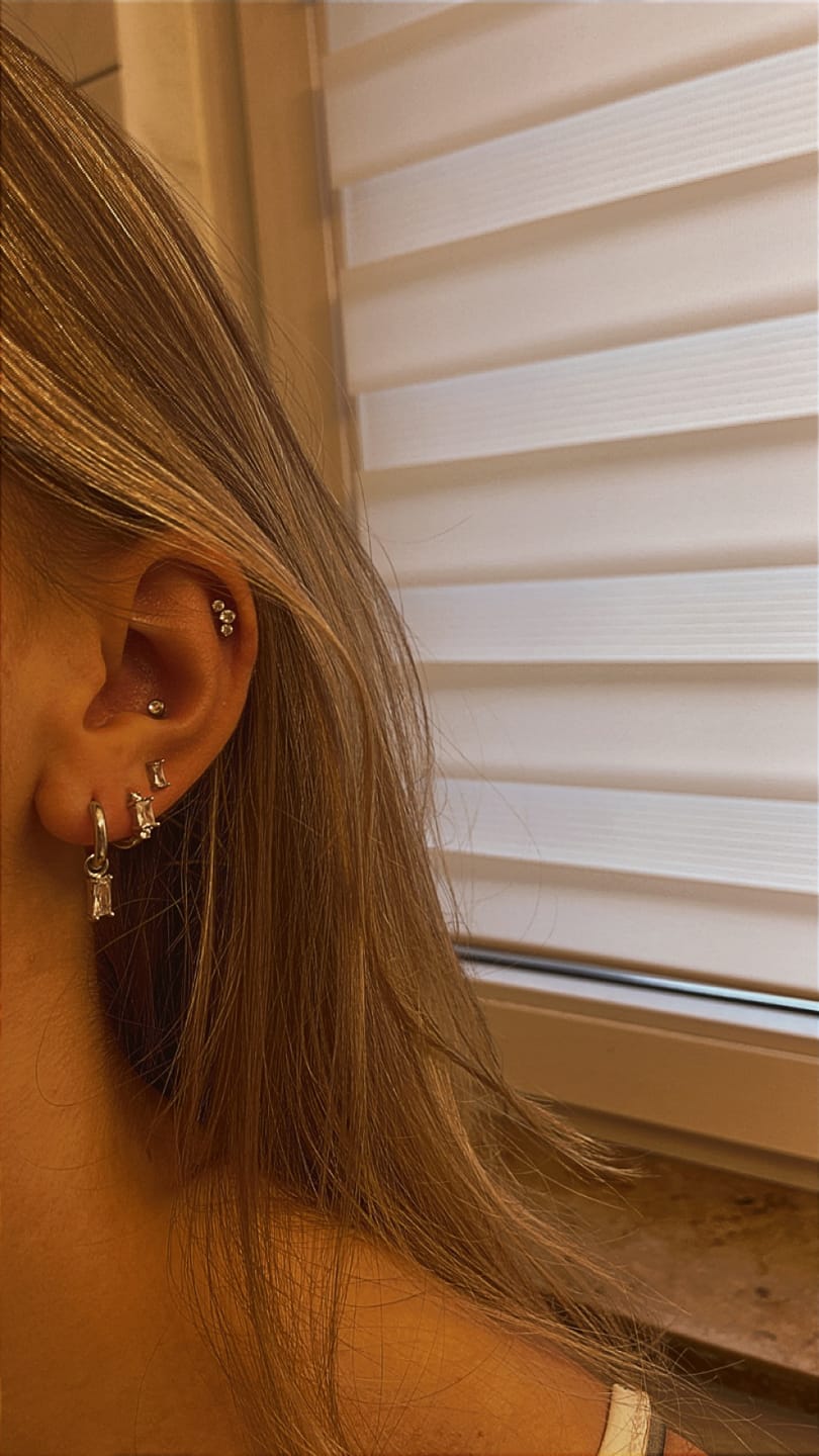 Customer photo review of Calm Crystal Baguette Huggie Ohrringe 14K