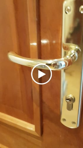 Customer video review of Manilla modelo '6501' de zamak acabado dorado brillo con placa ovalada para puertas