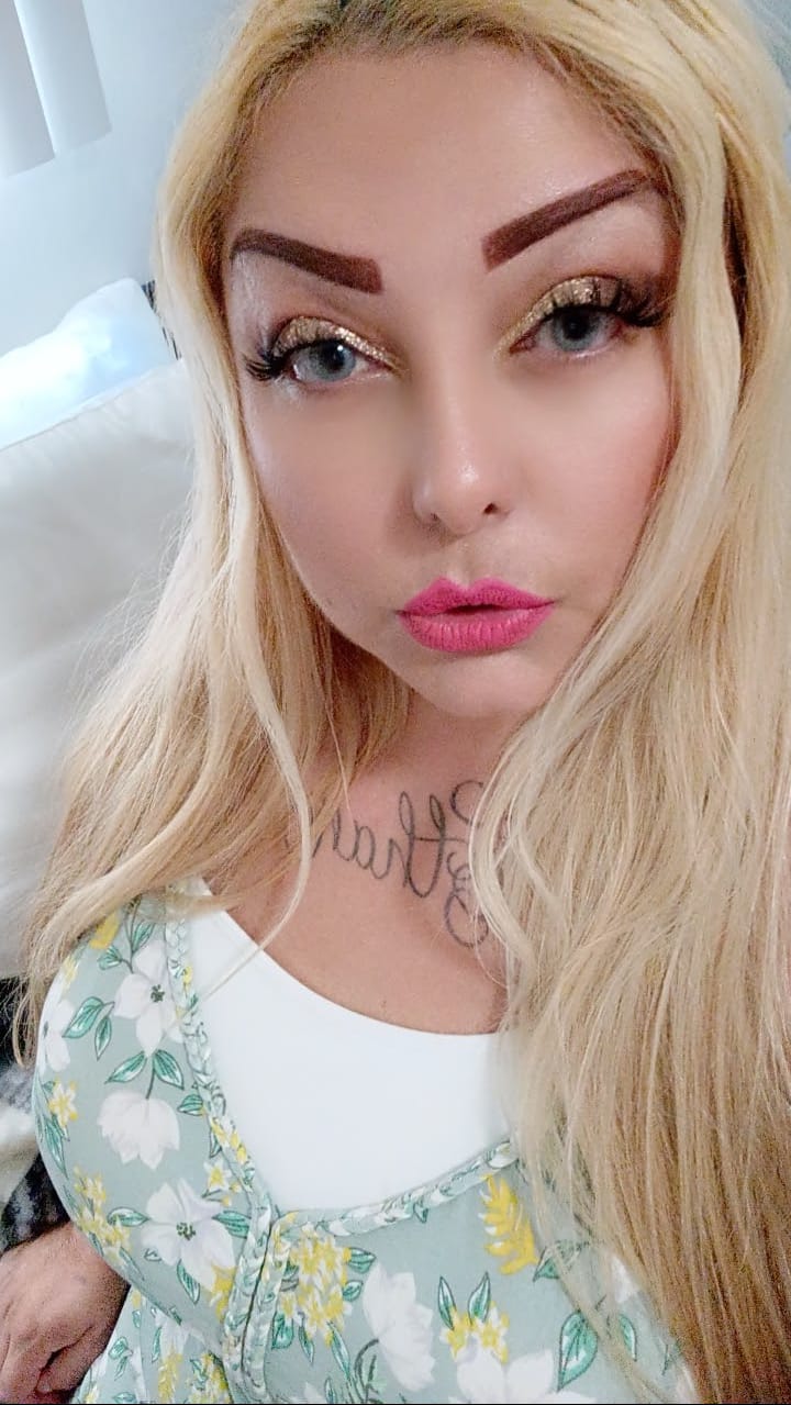 Customer photo review of New York Blue Prescription Coloured Contact Lenses