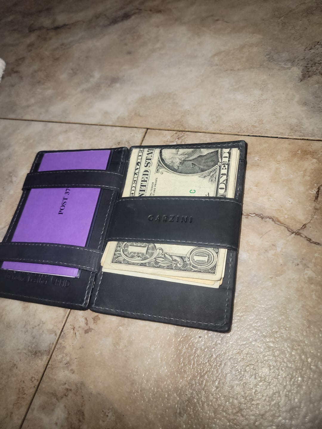Customer photo review of Essenziale Magic Wallet