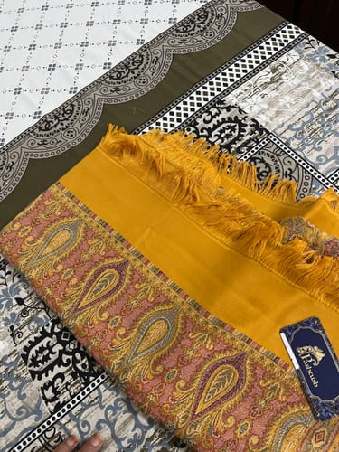 Customer photo review of Pashtush Women'S Jamawar Shawl, Mustard