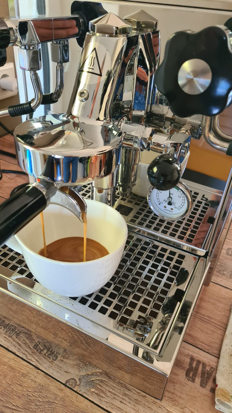 Customer photo review of DEAD OR ALIVE COFFEE No3 – 100% Robusta. Stark. Vollmundig. Espresso.