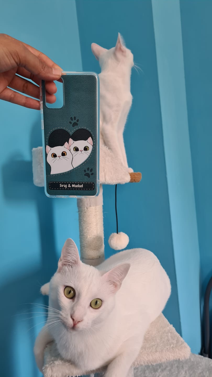 Customer photo review of Gatto con cuore aspetto similpelle - Custodia per il telefono personalizzata