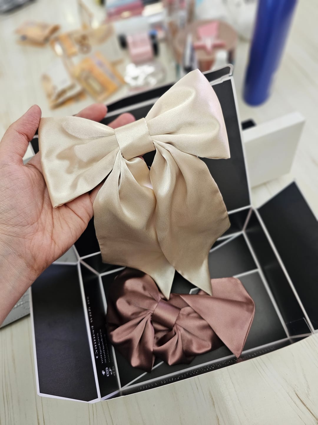 Customer photo review of Moño - EXTRA Large Bow