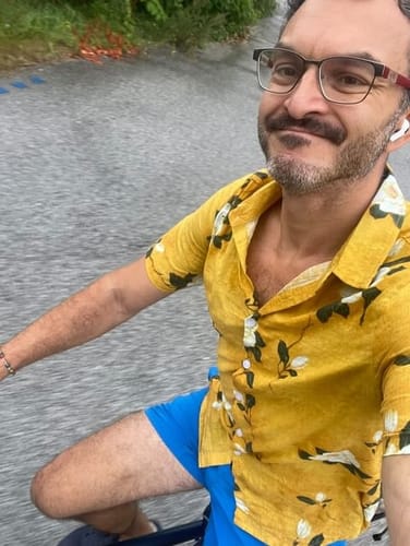 Customer photo review of Chemise boutonnée hawaïenne à manches courtes respirante en coton à fleurs vintage jaune pour homme