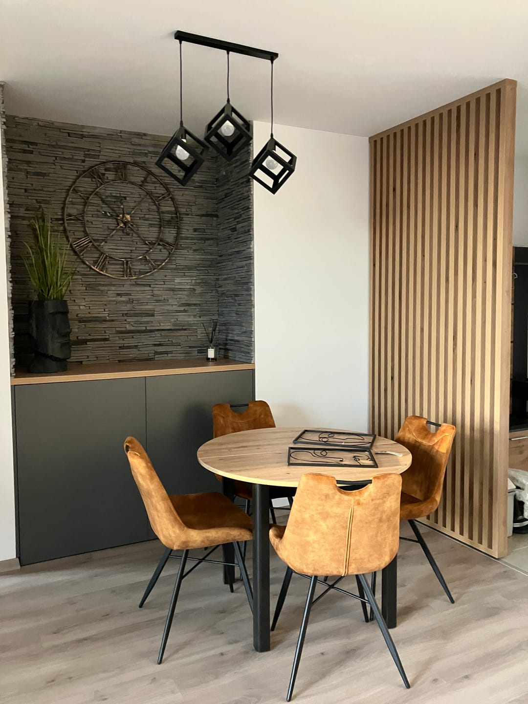 Customer photo review of Masa extensibila RINGO, stejar/negru, PAL laminat, 102/142x102x76 cm