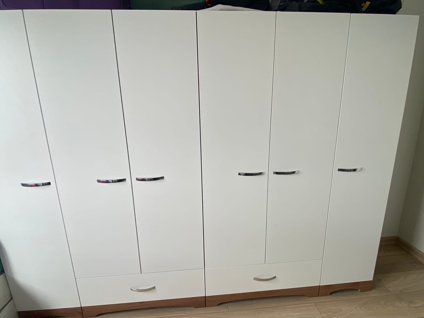 Customer photo review of Rani F4 Geniş Gardırop Elbise Dolabı 6 Kapaklı 2 Çekmeceli 12 Raflı 2 Askılı Tek Modül Minyatür Ceviz - Beyaz