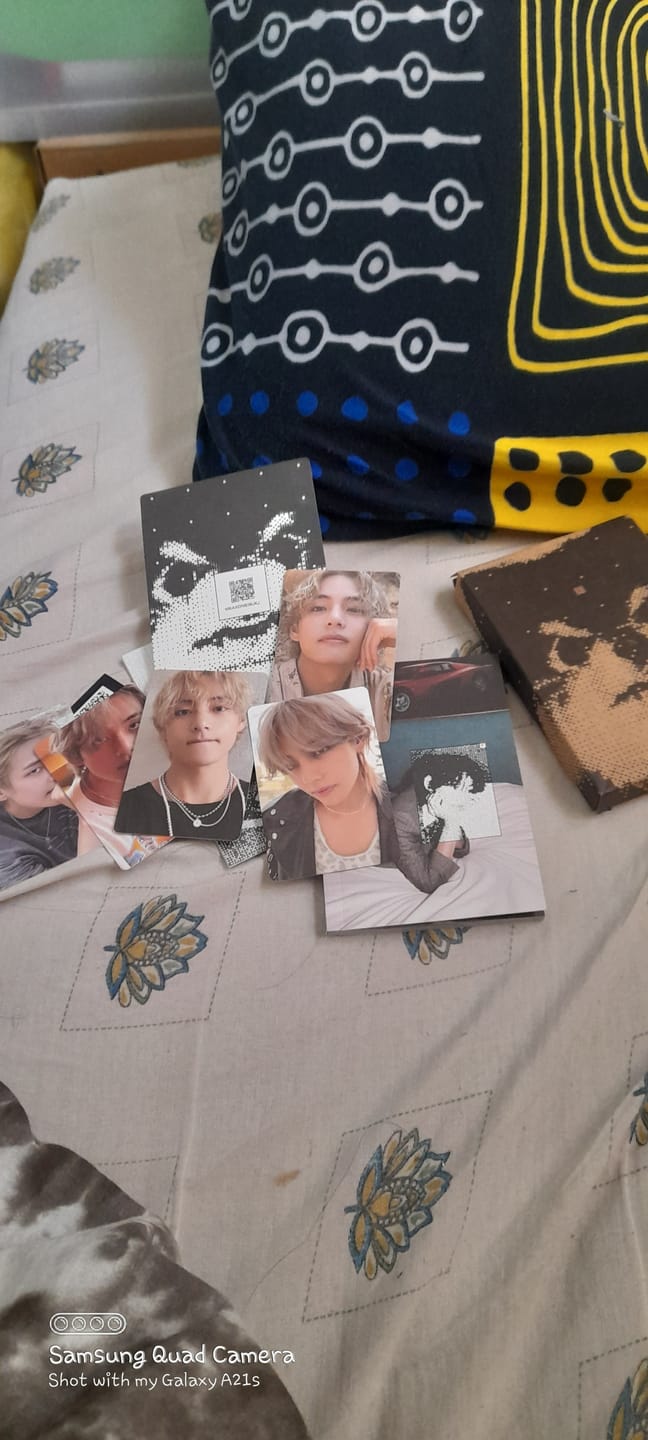 Customer photo review of BTS V - LAYOVER 1ST SOLO ALBUM WEVERSE VER. NO P.O.B VER.
