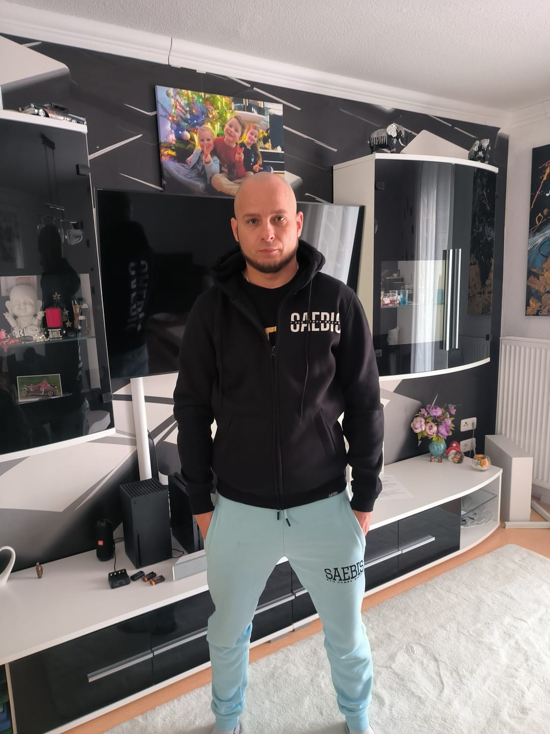 Customer photo review of Это стиль жизни - Herren Zip Hoodie mit Reißverschluss schwarz by SAEBIS®