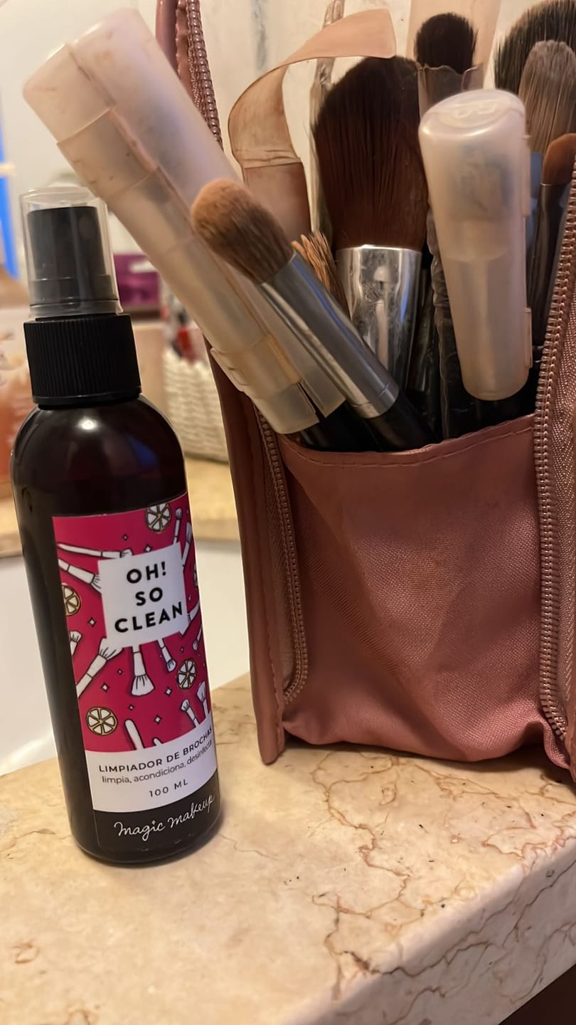 Customer photo review of ✭OH! SO CLEAN✭  limpiador instantáneo de brochas 100ml