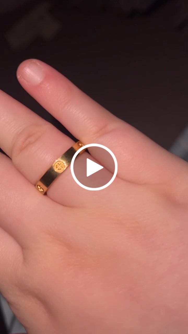 Customer video review of Crossed Arianna Ring | 18K vergoldet