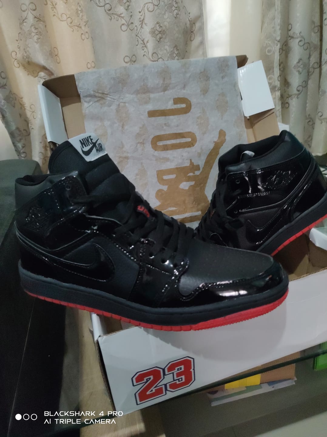 Customer photo review of Tenis Retro 1 Charol Negro Suela Rojo