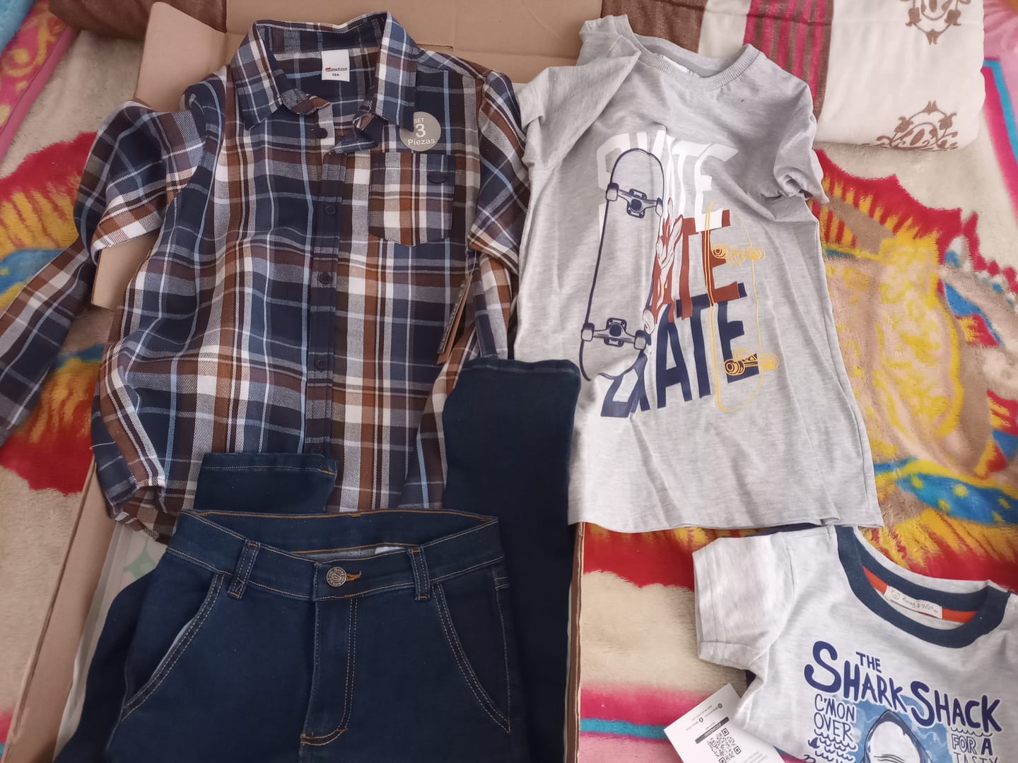 Customer photo review of Conjunto 3 piezas de camisa de cuadros, playera estampada y pantalón de mezclilla