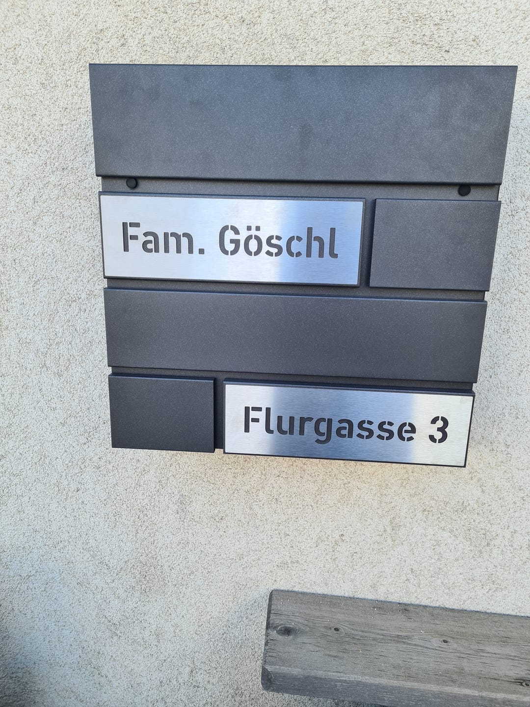 Customer photo review of AlbersDesign Briefkasten B4 Eisenglimmer (DB703) personalisiert mit Edelstahl-Schildern