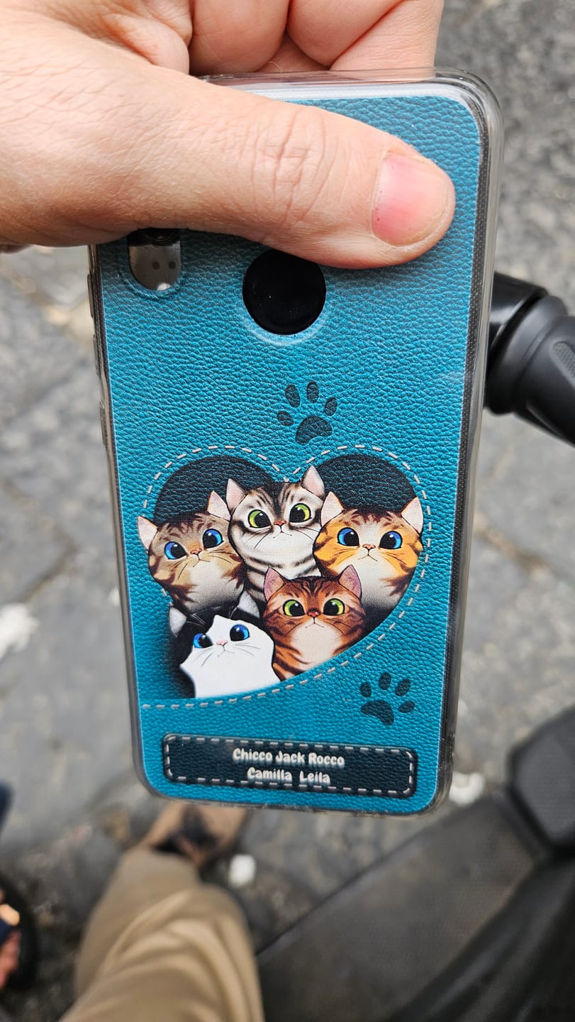 Customer photo review of Gatto con cuore aspetto similpelle - Custodia per il telefono personalizzata