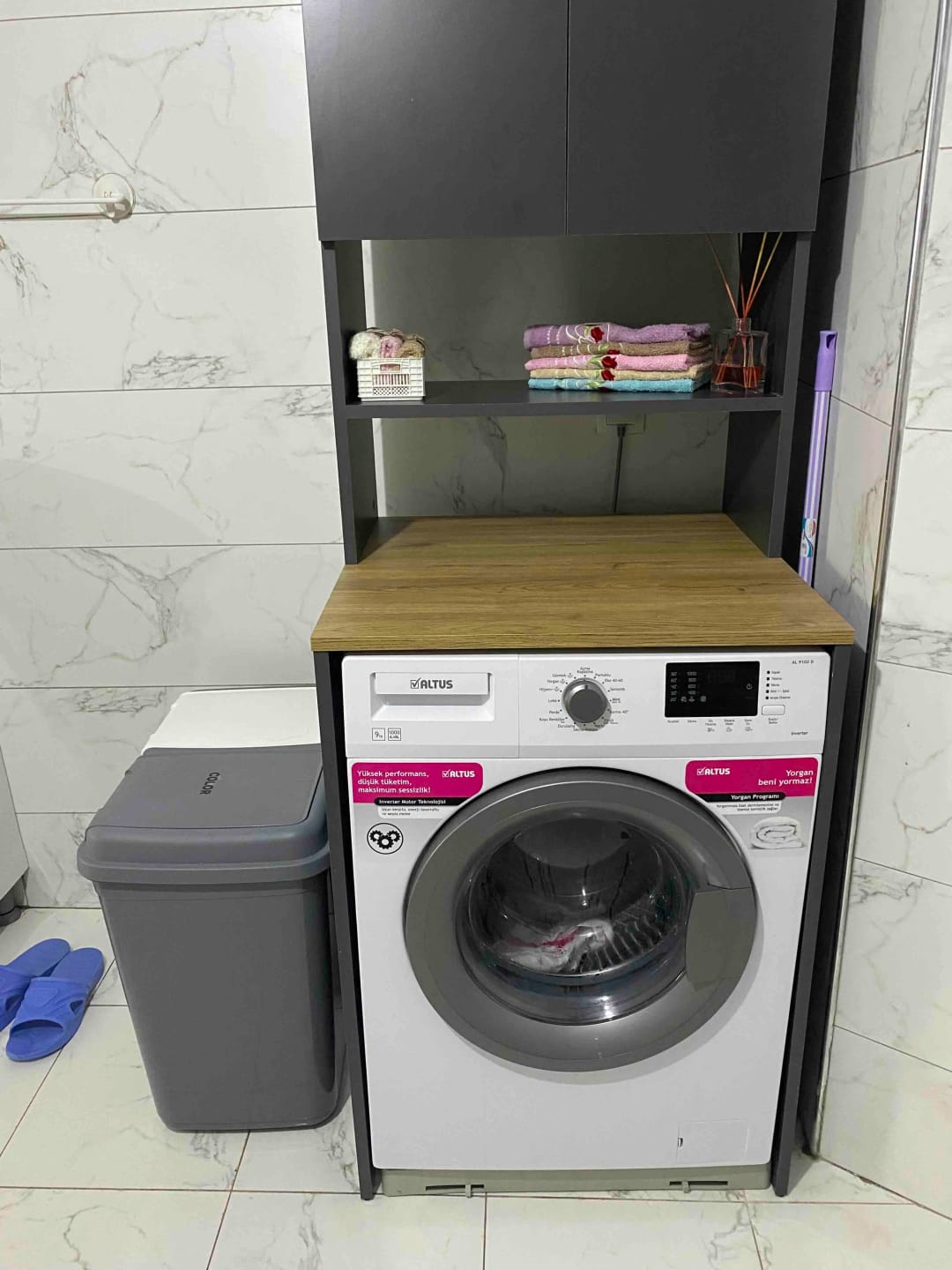 Customer photo review of Rani KD101 Çamaşır Makinesi Dolabı 3 Raflı Kapaklı Banyo Dolabı Antrasit - Sepet Ceviz