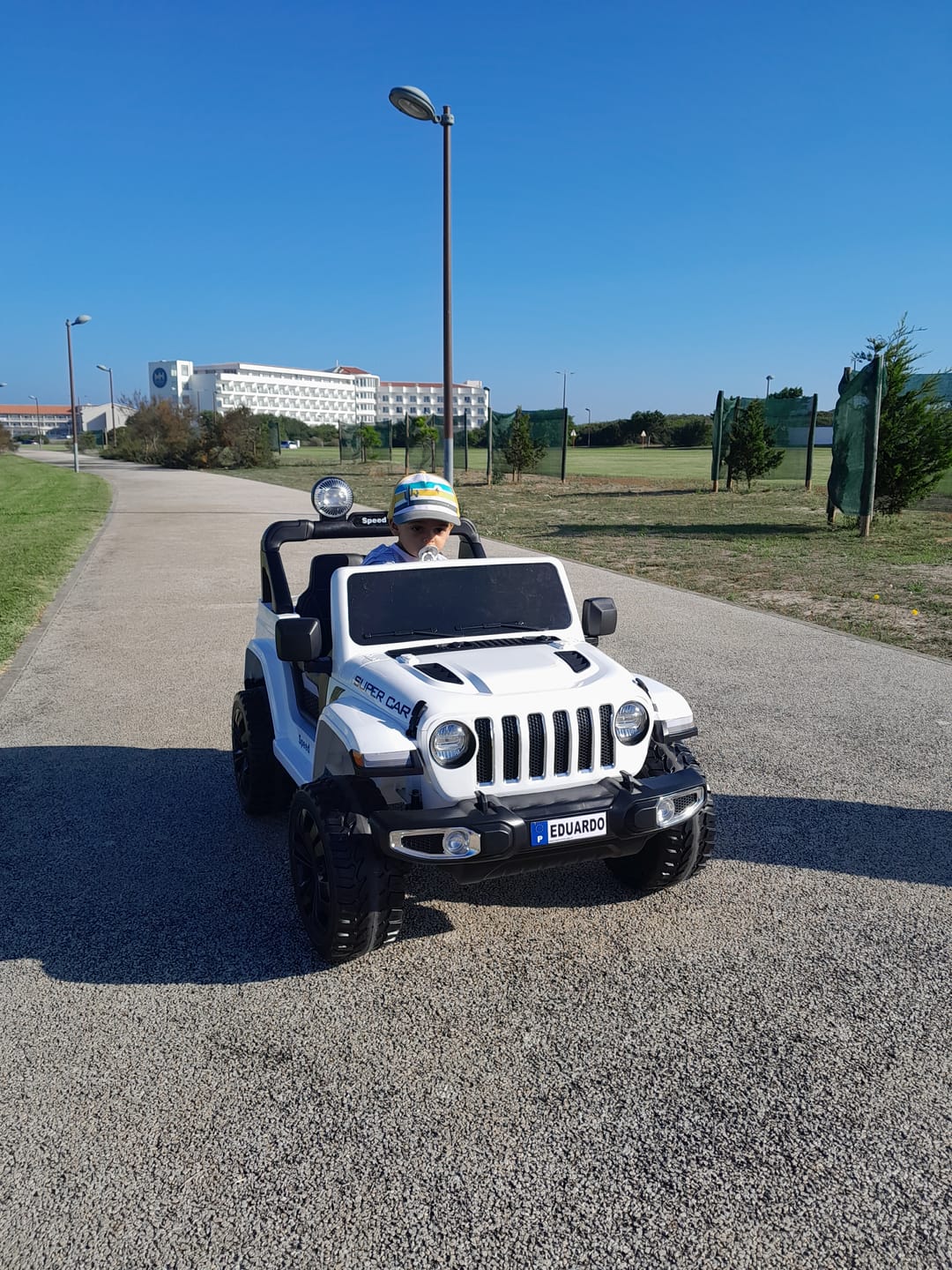 Customer photo review of Carro Elétrico para Criança SPEED WRANGLER 4x4 Branco 12v c/ RODAS DE BORRACHA & ASSENTO EM PELE