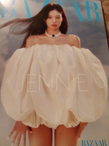 Customer photo review of BLACKPINK JENNIE COVER BAZAAR MAGAZINE (OCTOBER 2023 ISSUE)