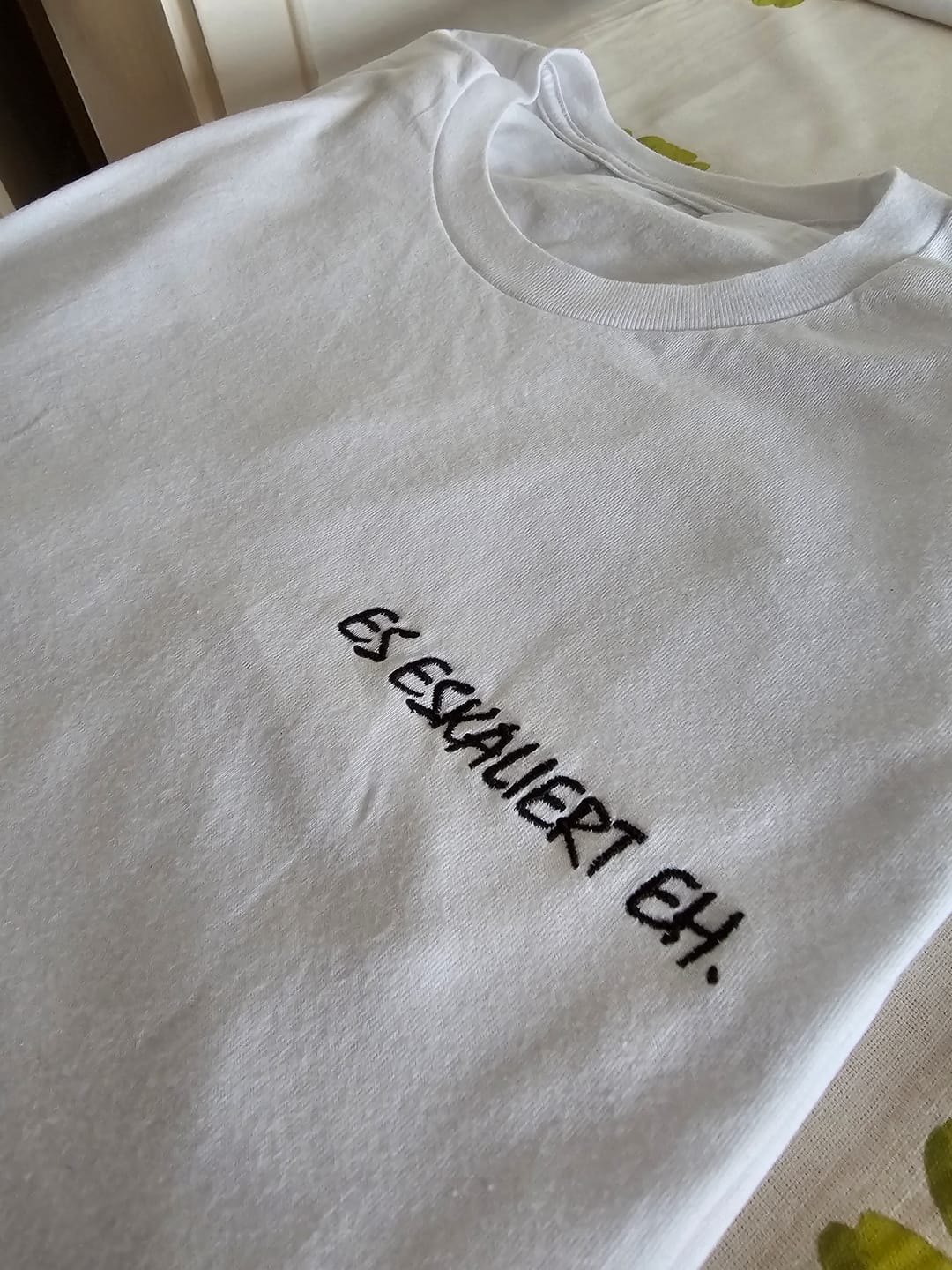 Customer photo review of ES ESKALIERT EH. - besticktes T-Shirt