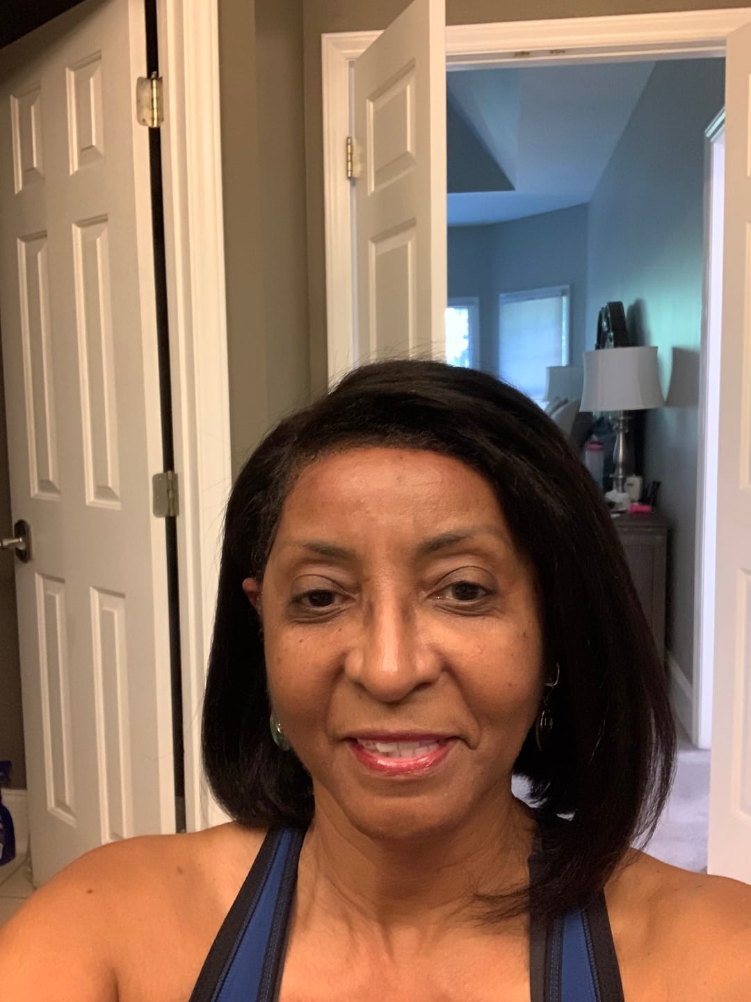 Customer photo review of 4C Edges | Luvwin 180% Density Deep Side Parted Undetectable Lace Glueless Kinky Straight Bob Wig